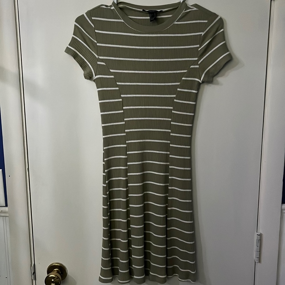 Short sleeve forever 21 dress tight fit (small)